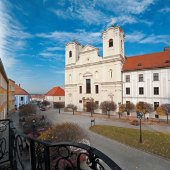 MESTO SKALICA: Dominantou námestia je Jezuistský kostol
