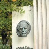 MESTO GALANTA: Pamätník Zoltána Kodálya v parku