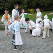 OBEC BELÁ-DULICE: Detský folklórny súbor malý Lysec pri stavaní mája