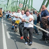 MESTO KOMÁRNO: Súťaž v ťahaní lanom na Alžbetinom moste