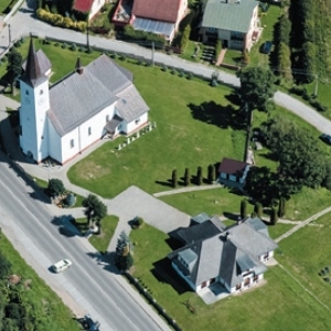 OBEC ZUBROHLAVA: Rímskokatolícky kostol sv. Petra a Pavla s farou