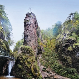 ŽILINSKÝ TURISTICKÝ KRAJ: Jánošíkové diery, Foto: Marek Hajkovský, Šimon Trnka, archív KOCR ŽTK a jej členov, archív Považského múzea