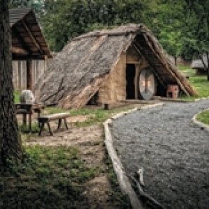 KAŠTIEĽ A ARCHEOPARK HANUŠOVCE NAD TOPĽOU: 