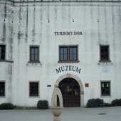 MESTO SENEC: -
