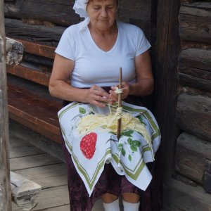 MÚZEUM KYSUCKEJ DEDINY: zapletanie korbáčikov počas Ovčiarskej nedele