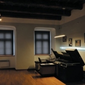 NÁRODNÁ BANKA SLOVENSKA - MÚZEUM MINCÍ A MEDAILÍ KREMNICA: Najnovšia časť numizmaticko - historickej expozície Líce a rub peňazí predstavuje technické vybavenie používané v Národnej banke Slovenska na spracovanie slovenskej korunovej meny v rokoch 1993 - 2008