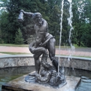 MESTO SNINA: Fontána so sochou Herkula Autor foto: Mgr. Eva Mihaliková