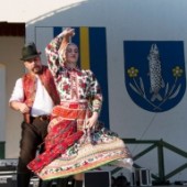 OBEC OKOČ: Folklórne vystúpenie na obecnej slávnosti.